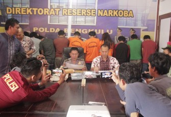 Kasat III Dit Narkoba Polda Bengkulu Kompol Frengki Leo didampingi Kasubbid Penmas Bid Humas Polda Bengkulu saat menggelar Press Release barang bukti dan tersangka, Jumat (06/10). Foto : (Tribratanewsbengkulu.com)