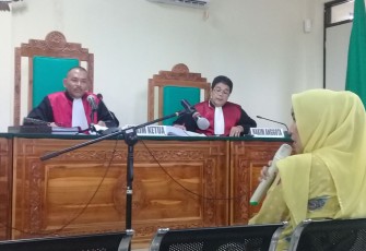 Lily Martiani Maddari saat bersaksi di sidang Jhoni Wijaya kuasa Direktur PT SMS wilayah Provinsi Bengkulu, Selasa (03/09/2017)