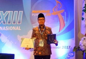 Direktur PDAM Tirta Dharma Kota Bengkulu mendapat Perpamsi Award 2017