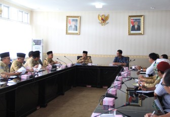 Sekda Nopian Andusti saat memimpin Rapat Koordinasi Percepatan Pembangunan Listrik Pedesaan di Ruang Rafflesia Pemprov Bengkulu II