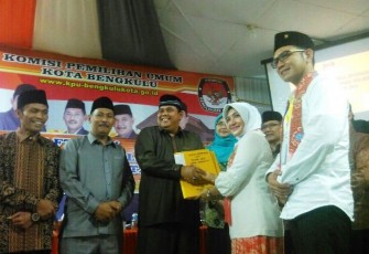 Penyerahan Formulir Pendaftaran Pasangan Linda-Mirza Kepada Ketua KPU Kota Bengkulu