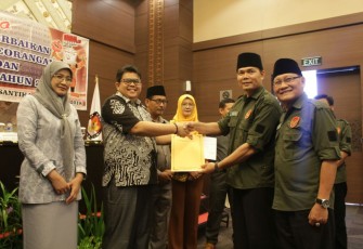 Ketua Komisioner KPUD Kota Bengkulu Darlinsyah saat menyerahkan berita Acara Hasil Rapat Pleno Rekapitulasi dukungan Bapaslon David-Bhaksir, Jumat (9/2/18).
