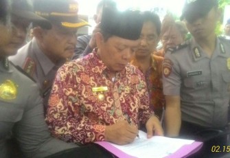 Kepala Dinas Pendidikan dan Kebudayaan Provinsi Bengkulu, Budiman Ismaun, saat menanggapi aksi demo aktivis KAMMI.