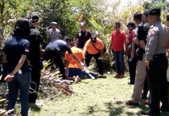 Adegan rekonstruksi saat tersangka menggunakan palu melumpuhkan korban