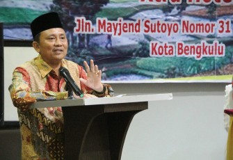 Asisten I Setda Provinsi Bengkulu Bidang Pemerintahan dan Kesra Hamka Sabri membuka Bimbingan Teknis Profil Desa/ Kelurahan, Penataan dan Administrasi Pemerintah Desa 2018, di Ruang Pertemuan salah satu Hotel di Kota Bengkulu, Selasa (10/04).