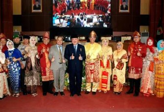 Gubernur Sumatera Selatan, Alex Noerdin memberikan apresiasi dan penghargaan kepada pasangan Bupati Musi Rawas, H Hendra Gunawan dan Wakil Bupati Musi Rawas, Hj Suwarti