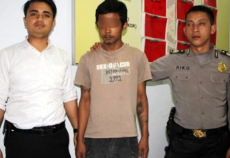 AD saat diamankan kepolisian setempat. Foto:Potretbengkulu.com