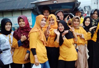 Para Srikandi Hanura saat foto bersama dalam kegiatan bagi-bagi takjil gratis