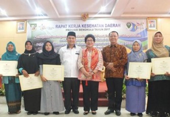 Menkes Nila F Moeloek (tengah) saat menghadiri Rapat Kerja Kesehatan Daerah (RAKERKESDA) Propvinsi Bengkulu pada 13 Mei 2017 lalu.