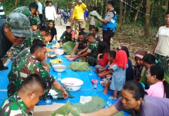 Kepala Desa Godo Suwondo tasyakuran bersama warganya dan Satgas TMMD Kodim Pati