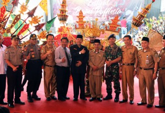 Foto bersama usai acara penutupan Festival Bumi Rafflesia Tahun 2018