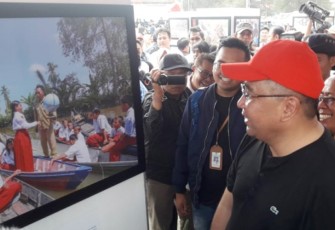 Mentri Desa Pembangunan Desa Tertinggal dan Transmigrasi Eko Putro Sandjojo dalam mengisi kegiatannya di Bumi Raflesia Provinsi Bengkulu, Jum'at (17/8/18) memantau pameran foto di Sport Center Pantai Panjang Kota Bengkulu