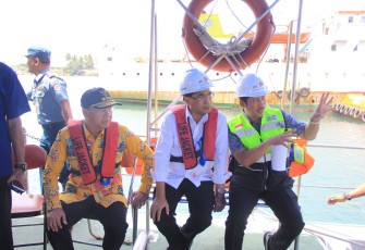 Menhub-Menteri Budi karya didampingi Plt Gubebernur Bnengkulu saat tinjau Pelabuhan Pulauu Baai