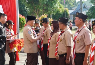 Plt Gubernur Bengkulu Rohidin Mersyah Menyematkan Lencana Pancawarsa