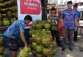 Disperindag Kota Bengkulu lakukan Operasi Pasar (OP) bersama PT Pertamina Cabang Bengkulu.