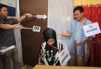 Adegan rekonstruksi pembacokan istri hingga tewas