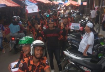 Pemuda Pancasila saat melakukan penggalangan dana