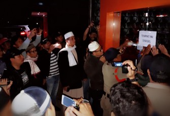 Wakil Walikota Dedy Wahyudi saat penyegelan di Aleksis’X.