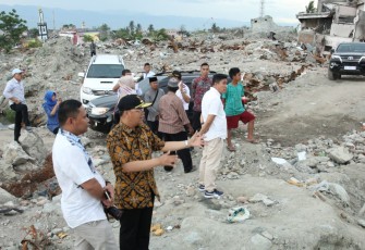 Pelaksana Tugas (Plt) Gubernur Bengkulu Rohidin Mersyah sempat menundukkan kepala dengan mata berkaca-kaca melihat bangunan-bangunan tertelan bumi di Perumnas Balaroa, Palu.