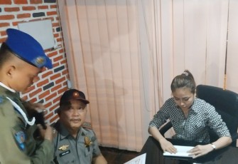 Satpol PP Kota Bengkulu saat sidak di Aleksis'x Spa, Senin malam (10/12/2018)