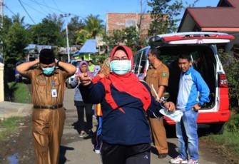 Kadinkes Kota Bengkulu saat meninjau lokasi terdampak DBD