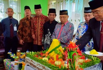 Potong tumpeng HAB Kemenag ke-73