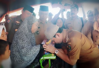 Wakil Walikota Dedy Wahyudi saat menyalurkan bantuan