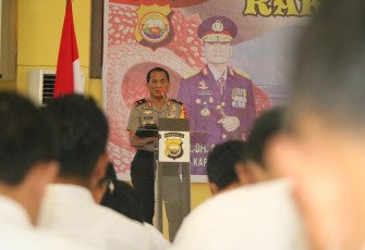 Kapolda Bengkulu saat memberikan arahan pada seluruh penyidik Polda Bengkulu dan Polres Jajaran pada acara Rapat Koordinasi Teknis (RAKOR) Fungsi Teknis Reskrim, Selasa, (22/01/2018) di Gedung Adem Polda Bengkulu.