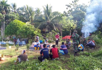 Anggota Polsek Kaur Tengah, Koramil dan warga saat gotong royong bersihkan lingkungan TPU