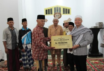 Gubernur Bengkulu Rohidin Mersyah shalat subuh bersama masyarakat di masjid Al Aman Darussalam Talang Rimbo Baru.