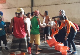 Kejati dan IAD Bengkulu Bagikan Nasi Kotak ke Buruh Panggul dan Buruh Bangunan