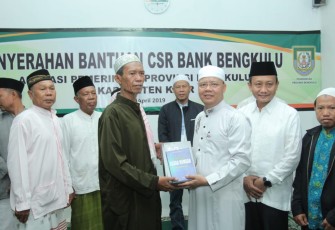 Gubernur Bengkulu Rohidin Mersyah serahkan dana hibah bantuan pembangunan masjid Masjid Nurul Huda