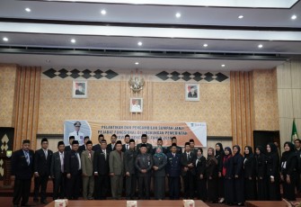 Sekretaris Daerah Provinsi Bengkulu Nopian Andusti Foto Bersama Dengan 27 Pejabat Fungsional Yang Baru Dilantik 
