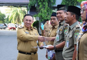 Sekretaris Daerah Pemerintah Provinsi Bengkulu Nopian Andusti Berikan Petikan Keputusan Gubernur Bengkulu Tentang Kenaikan Pangkat Pegawai Negeri Sipil   
