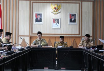  Asisten III Setda Provinsi Bengkulu Gotri Suyanto, Asisten I Setda Provinsi Bengkulu Hamka Sabri  Dalam Rapat 