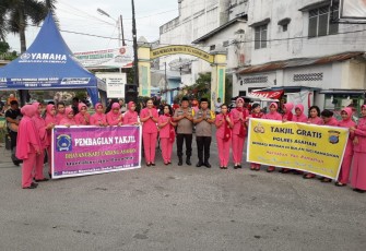 Polres Asahan bagi-bagi takjil di bundaran tugu juang kota Kisaran.