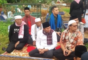 Wali Kota Pekanbaru Ziarah ke Makam Orang Tuanya
