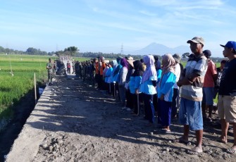Warga Jimbung Antusias Terima TNI Yang Sedang Ber TMMD