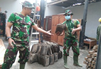 Satgas TMMD Reg 105 Dari Lanud Adi Sumarmo Turunkan Genteng Rumah Harjo Bersama Relawan MTA