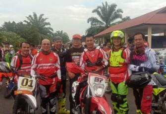 Polda Bengkulu Brigjend Pol Supratman Dan Bupati Bengkulu Selatan Gusnan Mulyadi Melakukan Adventure Trail Bersama