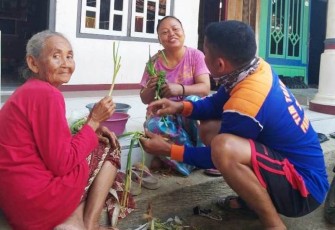 Keakraban Satgas TMMD Tegal bersama pemilik rumah yang menjadi tempat menginap