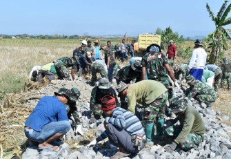 Satgas TMMD Tegal Berbaur Dengan Warga Desa Jatimulya