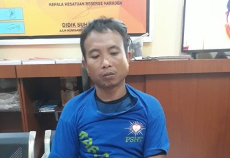 Ahmad Riani saat diperiksa di ruang Satresnarkoba Polres Blitar