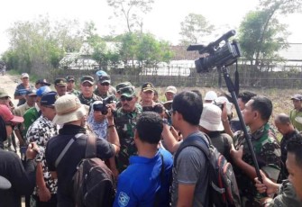 Pangdam IV Diponegoro Saat di Wawancara Awak Media di Lokasi TMMD Tegal