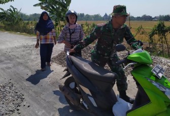Satgas TMMD Yang Jadi Bengkel Motor Dadakan 
