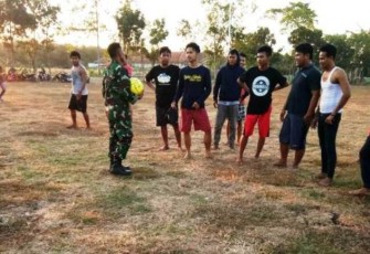 Satgas TMMD Tegal berbaur dalam olah raga sepakbola bersama pemuda Desa Jatimulya