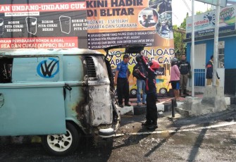 Mobil VW Combi Yang Terbakar di Pinggir Jalan Tanjung Kota Blitar