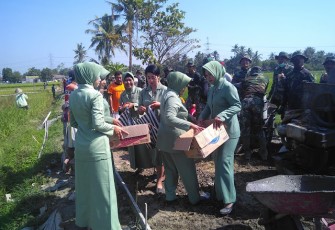 Aksi Persit KCK Cab XLIV di TMMD Reguler ke 105