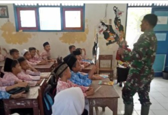 Sertu Supriyanto Perkenalkan wayang kepada anak anak sekolah