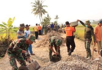 TNI Polri Kompak Tuntaskan Program TMMD Bersama Warga Jimbung 